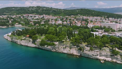 Vista-Aérea-Del-Parque-Conmemorativo-Sustipan-Y-Del-Puerto-Deportivo-En-Split,-Croacia