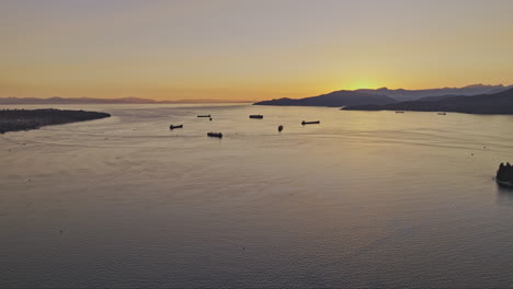 Vancouver-BC-Canadá-Vuelo-Aéreo-Con-Drones-V63-Sobre-La-Bahía-Inglesa-Capturando-La-Ensenada-De-Burrard,-La-Montaña-Oeste-Y-Las-Impresionantes-Vistas-Del-Sol-Hundiéndose-Bajo-El-Horizonte---Filmado-Con-Mavic-3-Pro-Cine---Julio-De-2023