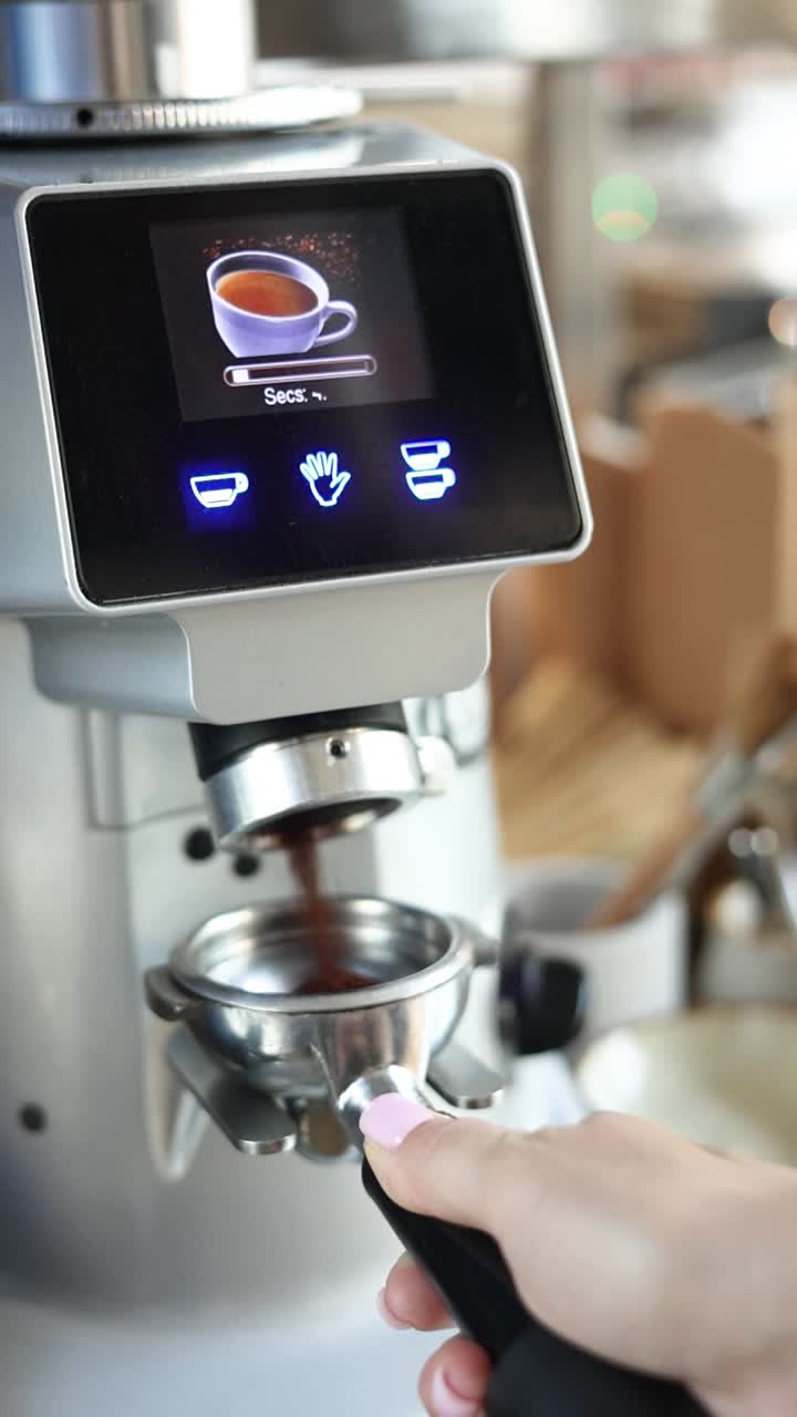 hacer café con un molinillo y un portafiltro