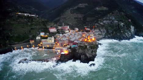 Luftaufnahme-Von-Manarola,-Cinque-Terre,-Während-Der-Blauen-Stunde