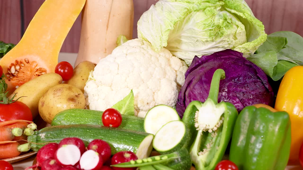 신선한 채소의 활기찬 품종은 끔하게 배열되어 있으며, 밝은 조명 속에서 다양한 색상과 질감을 보여줍니다.