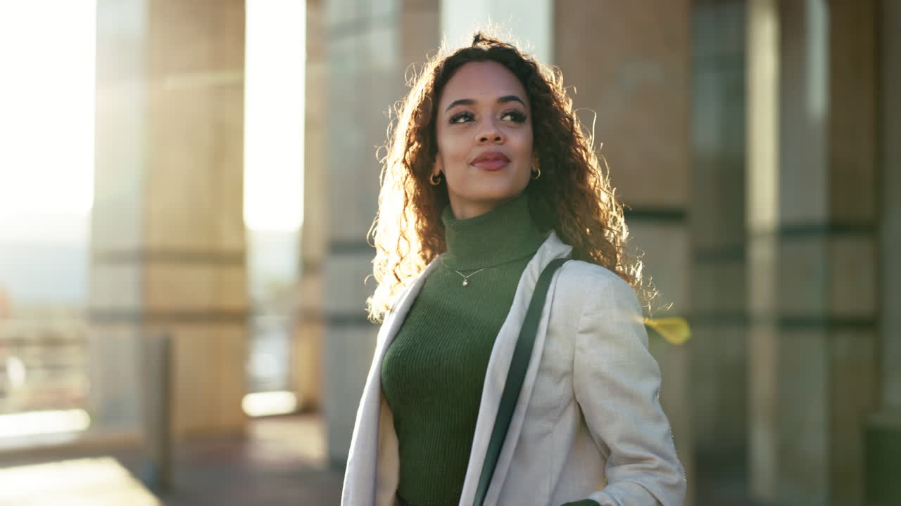 pensando, y mujer de negocios en la ciudad por la mañana