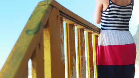 Chica-Fotografiando-Con-Cámara-Desde-Una-Colorida-Cabaña-En-La-Playa.