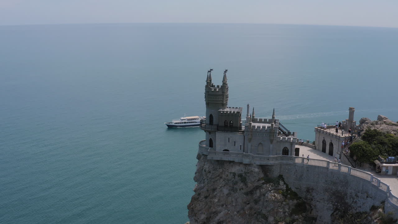 un castillo en un acantilado con vistas al mar