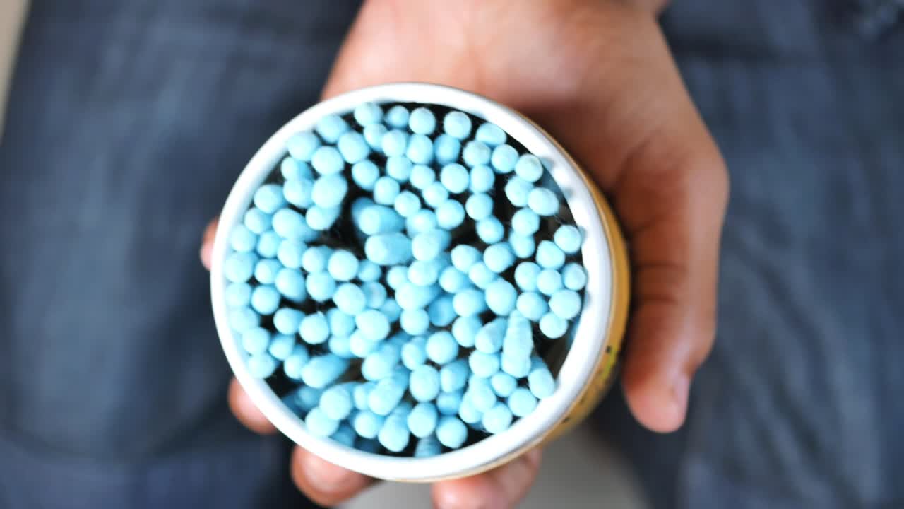 귀 면화 바를 사용 하는 남자 들