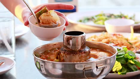 sopa servida con verduras y mariscos