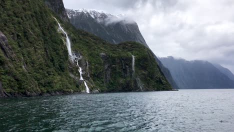 nubes bajas en milford sound fiordland