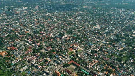 Imágenes-Cinematográficas-De-Drones-Urbanos-De-4k-De-Una-Vista-Aérea-Panorámica-De-La-Ciudad-De-Chiang-Mai,-Tailandia,-En-Un-Día-Soleado