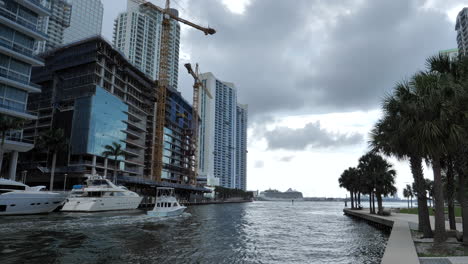 Schnellboot,-Das-Durch-Die-Innenstadt-Von-Miami-River-Fährt.-Statisch