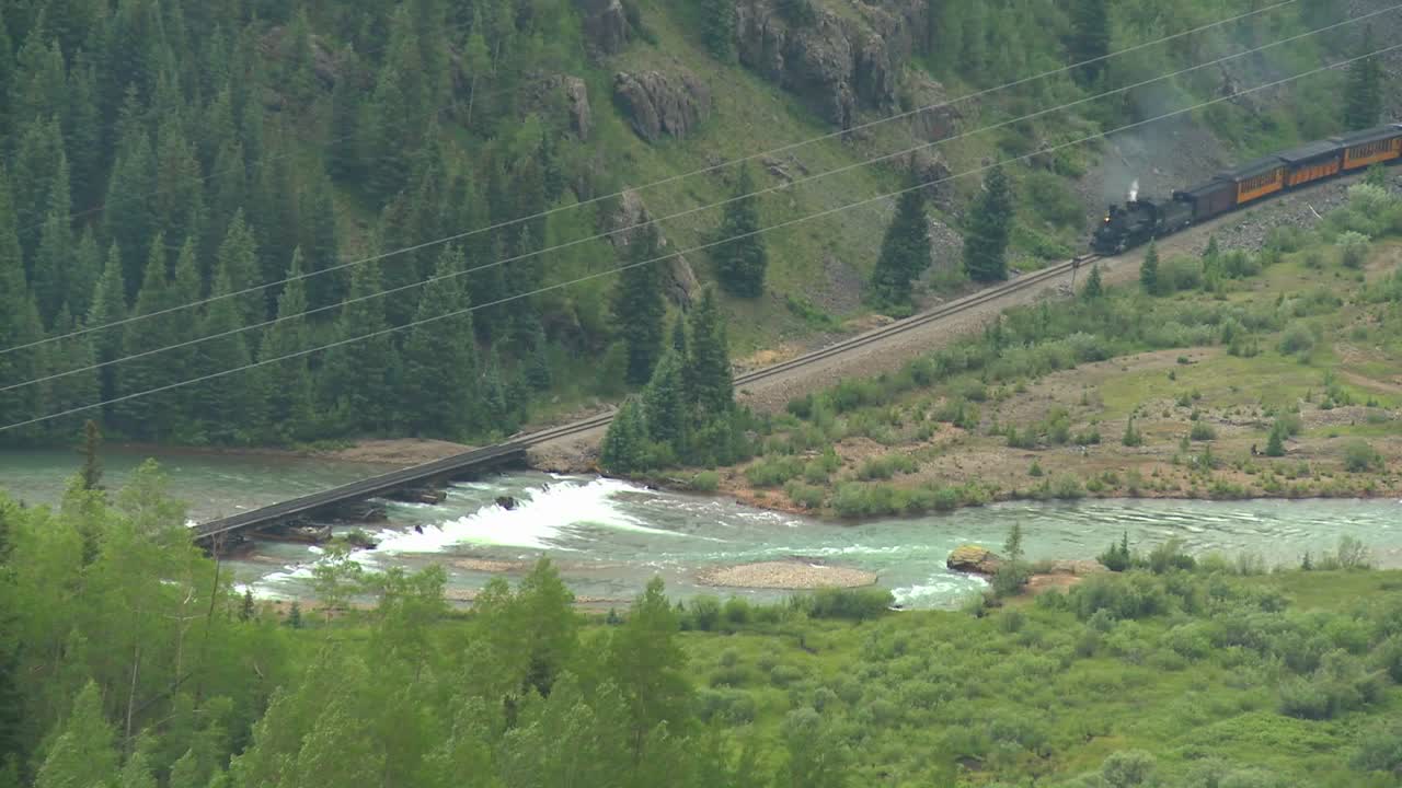 ángulo alto de un tren de vapor que viaja a través de un cañón