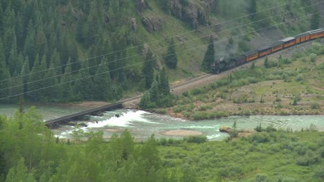 Alto-ángulo-De-Un-Tren-De-Vapor-Que-Viaja-A-Través-De-Un-Cañón