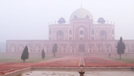 Tumba-De-Humayun-En-La-Mañana-Brumosa-Desde-Una-Perspectiva-única-Tomada-En-Delhi-India