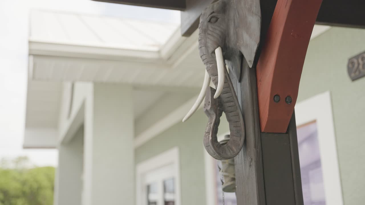 una impresionante escultura de cabeza de elefante se exhibe como una pieza de decoración exquisita