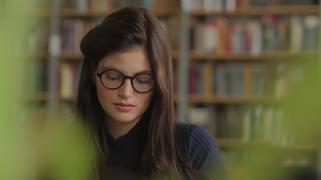 mujer leyendo en una biblioteca