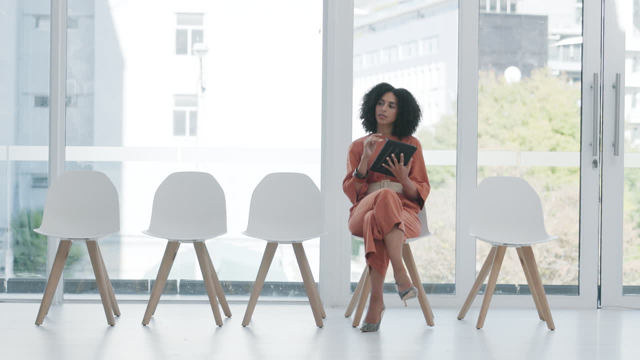 sala de espera, tableta y mujer de negocios pensando