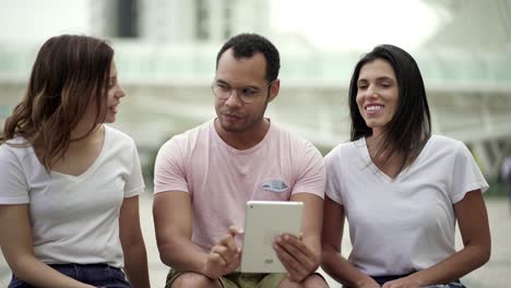 Vista-Frontal-De-Amigos-Alegres-Usando-Tableta