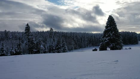 Drohnenflug-Verschneite-Landschaft-Im-Schwarzwald-Deutschland