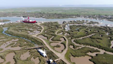 Woodrolfe-Creek-Tollesbury-Lightship,-Caridad-Essex-Reino-Unido-Imágenes-Aéreas-4k