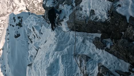 Alpinistas-Haciendo-Senderismo-Por-Altas-Montañas-Y-Pendientes-Pronunciadas