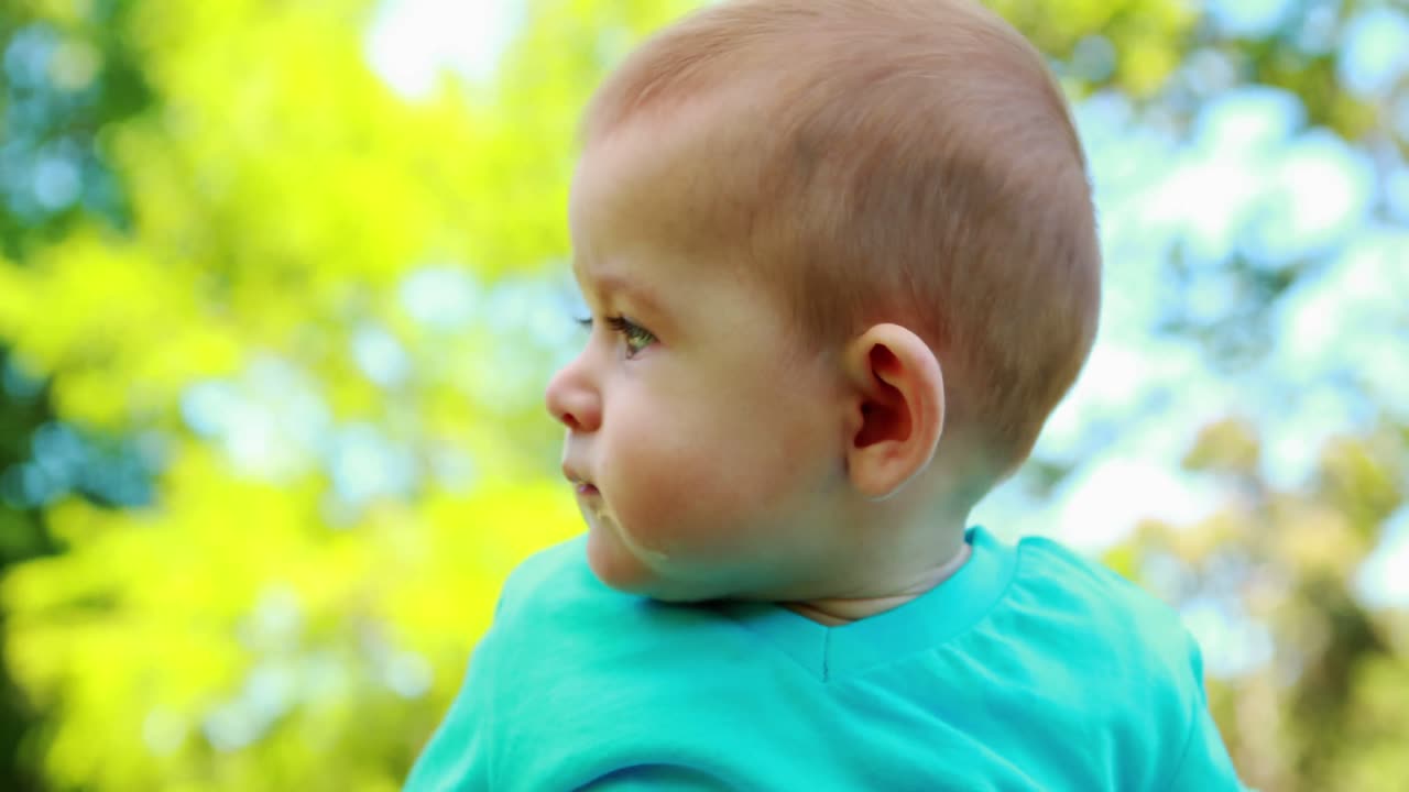 파란 티셔츠를 입은 작은 아기 소년