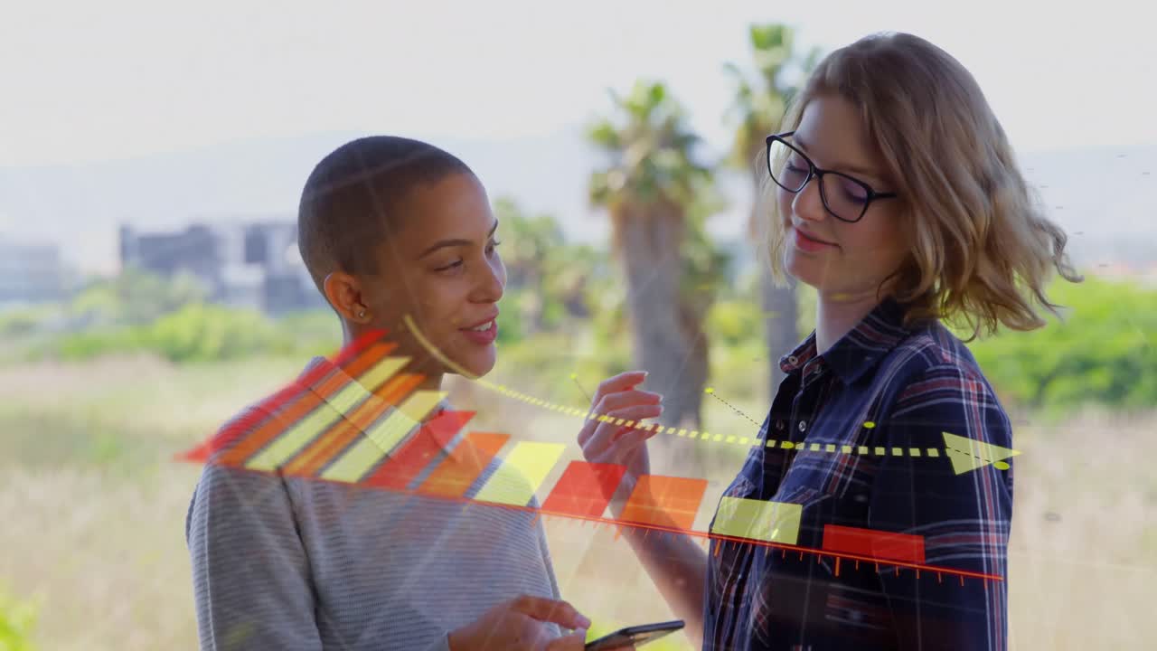 animación del procesamiento de datos sobre diversas personas de negocios que usan teléfonos inteligentes