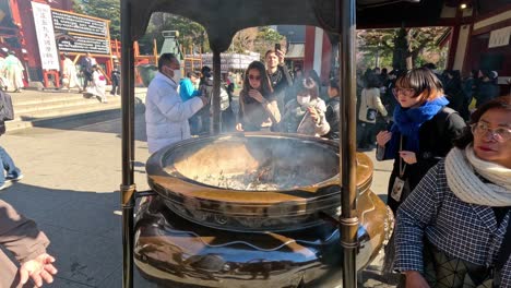 visitantes que participan en un ritual tradicional de incienso