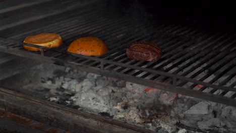 Premium-Fleisch-In-Der-Restaurantküche-Im-Holzkohleofen,-Grillrost,-Bäckereibrötchen