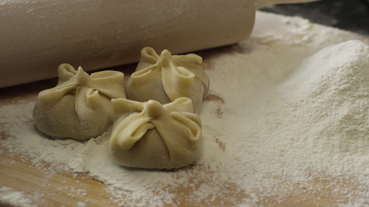 приготовление домашних пельмени.