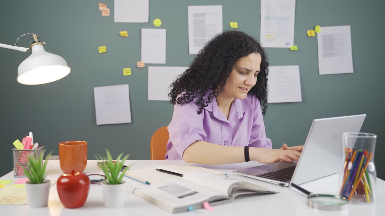 una estudiante que hace una transacción errónea se frustrará.