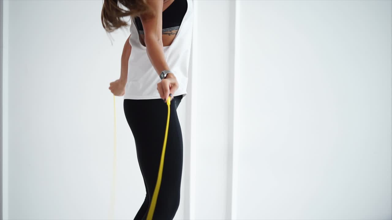 mujer saltando la cuerda