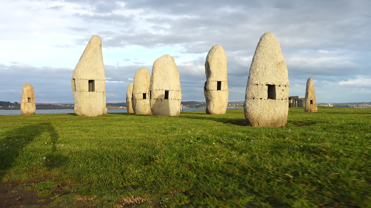 Parco dei menhir a Campo de la Rata. La Coruña, Spagna. Riprese in movimento