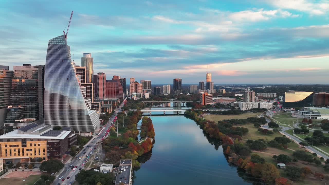 텍사스 주 오스틴 시내에 있는 블록 185 마천루로 도시 풍경 위로 날아갑니다.
