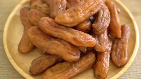 sun-dried-banana-on-wooden-plate