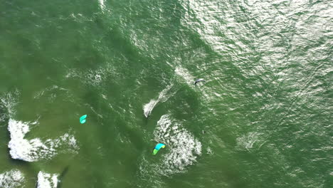 Antenne:-Draufsichtaufnahme-Von-Surfern-Beim-Wakeboarden-Im-Sommer-Auf-Grünen-Ostseewellen