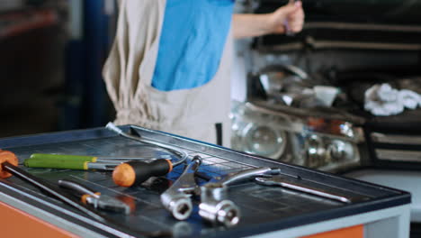 Mecánico-En-Servicio-De-Automóviles-Cambiando-Aceite.