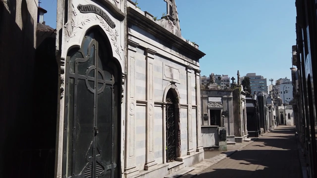 Vista panorámica dentro del Cementerio de la Recoleta, aceras llenas de mausoleos
