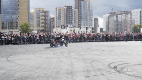 espectáculo de acrobacias en una ciudad