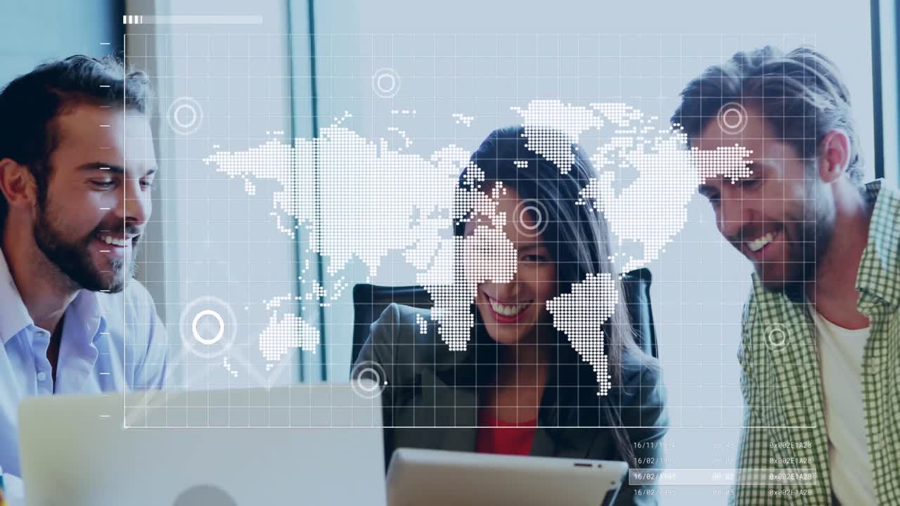 animación del mapa del mundo y procesamiento de datos financieros sobre diversas personas de negocios en la oficina.