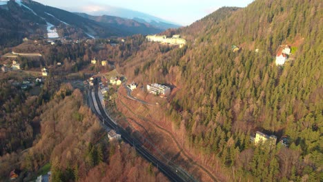 fotografía aérea de las mansiones en la ladera de la colina en semmerling, austria.