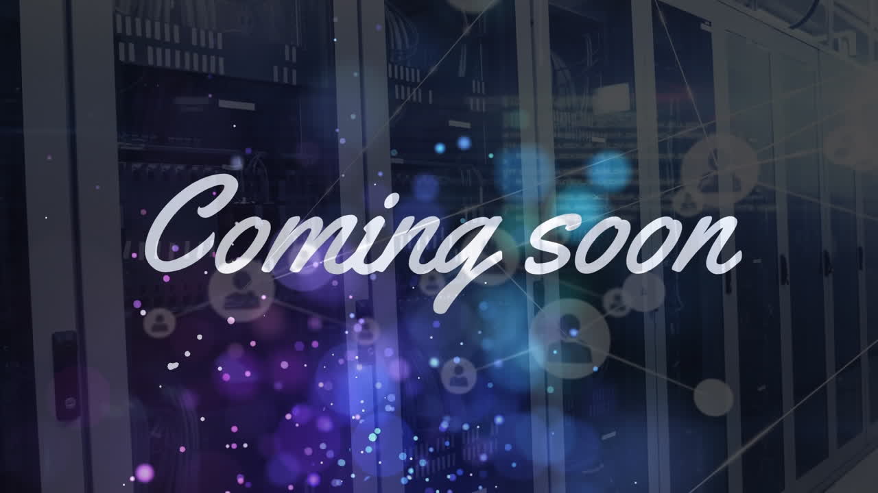 animación de venir pronto texto sobre las luces de la lente y iconos conectados contra la sala del servidor