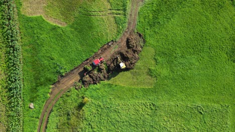 Vista-Aérea-De-La-Excavadora-Excavando-Tierra-En-El-Campo-En-Zas,-Coruña,-España.