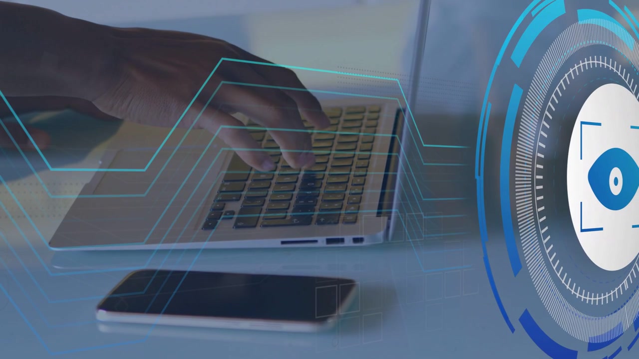 Manos tecleando en un teclado, causando el desvanecimiento del HUD y líneas cian que conectan el teclado con el teléfono para la monitorización de datos.