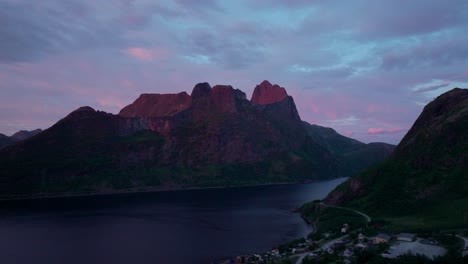 paisaje montañoso escénico por la noche en fjordgard, isla de senja, noruega