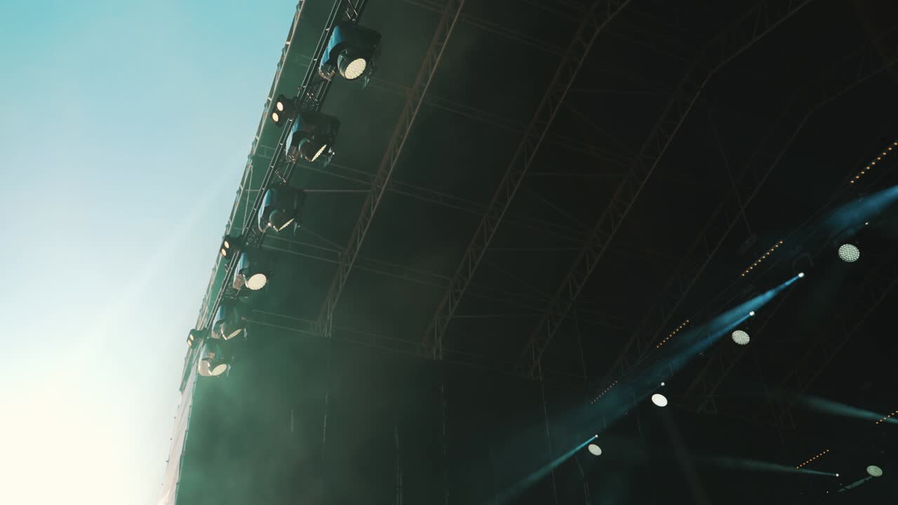 con luz profesional en el escenario del concierto.