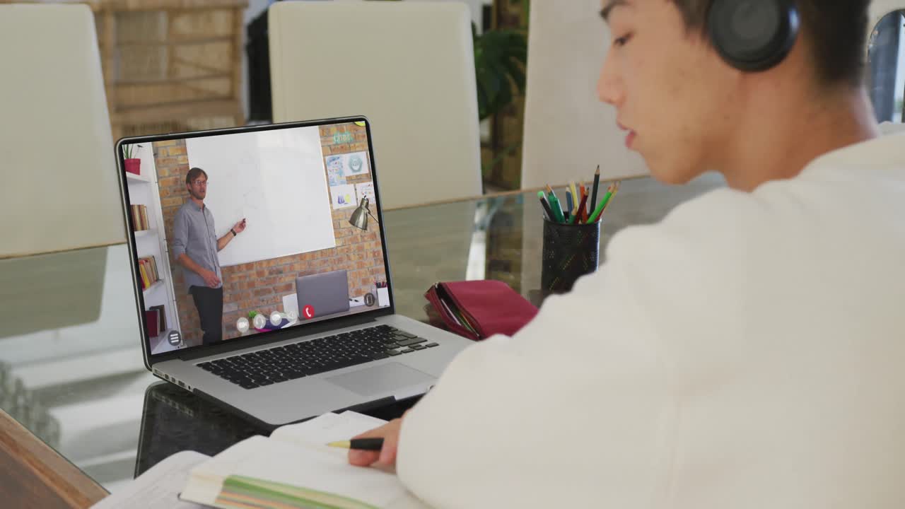 헤드폰을 착용한 아시아 소년이 노트북에서 온라인 수업을 하는 애니메이션