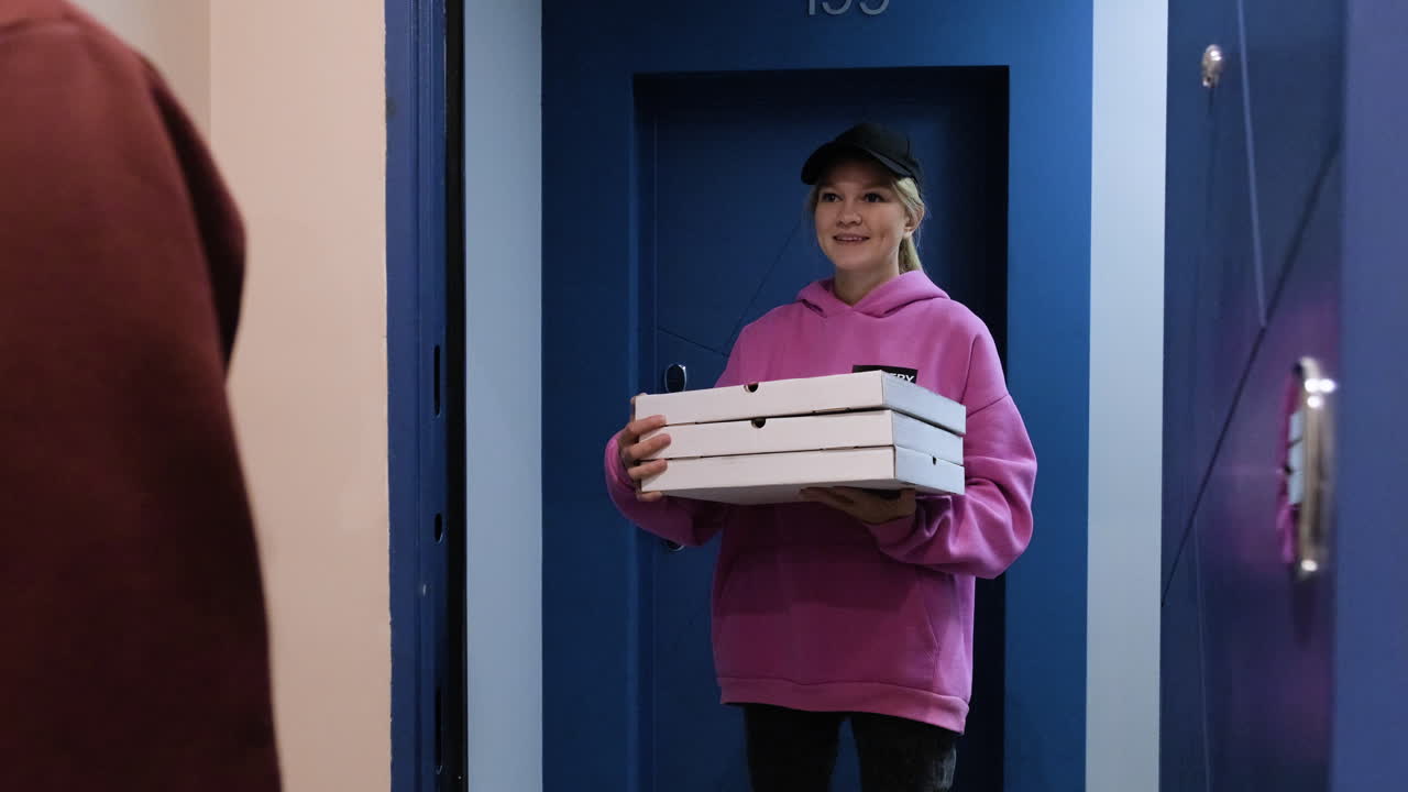 persona de entrega que entrega las cajas de cartón