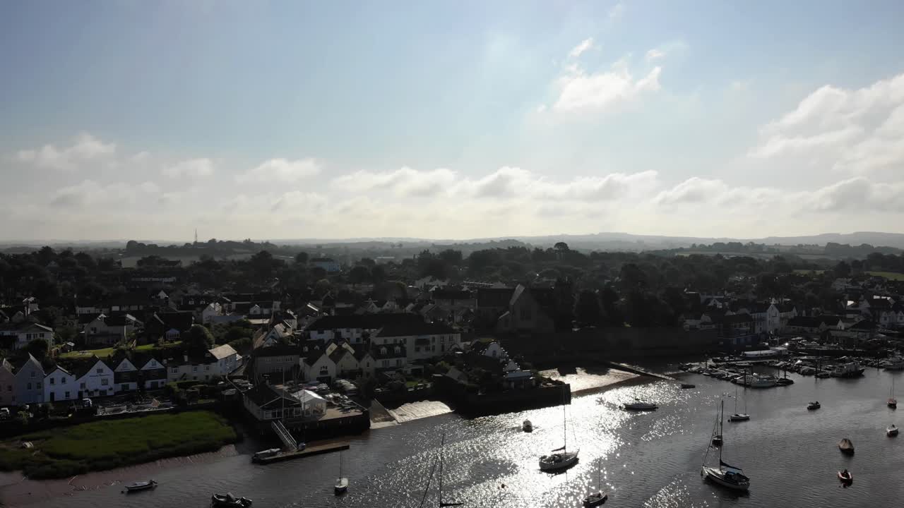 vista aérea sobre el río exe y la ciudad de topsham en un día soleado