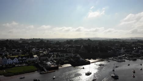 Vista-Aérea-Sobre-El-Río-Exe-Y-La-Ciudad-De-Topsham-En-Un-Día-Soleado