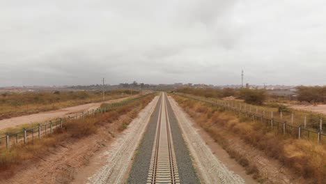 la línea de tren expreso madaraka de mombasa a nairobi, cerca de la terminal en nairobi