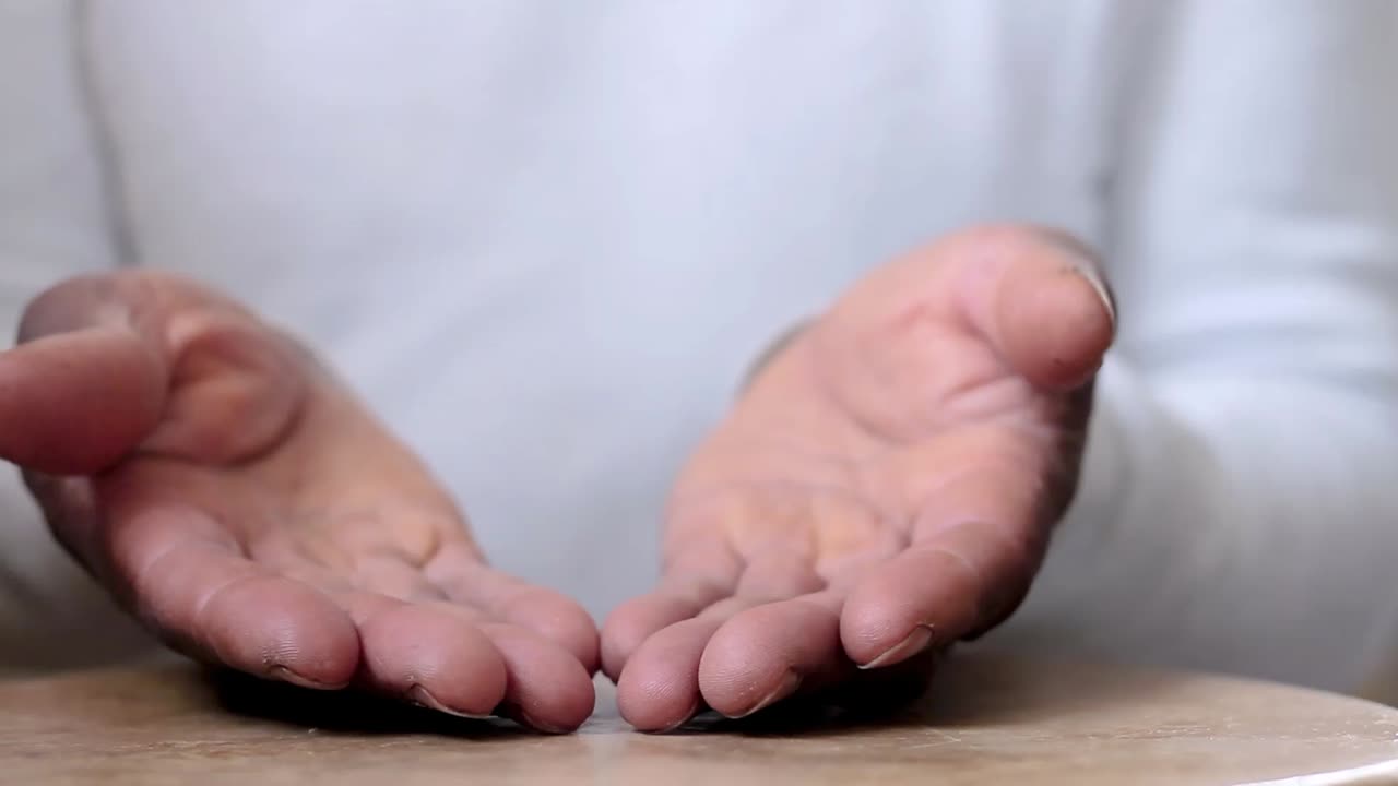 손을 모으고 신에게 기도하는 남자 흰색 배경 스톡 푸티지로 기도하는 캐리비안 남자